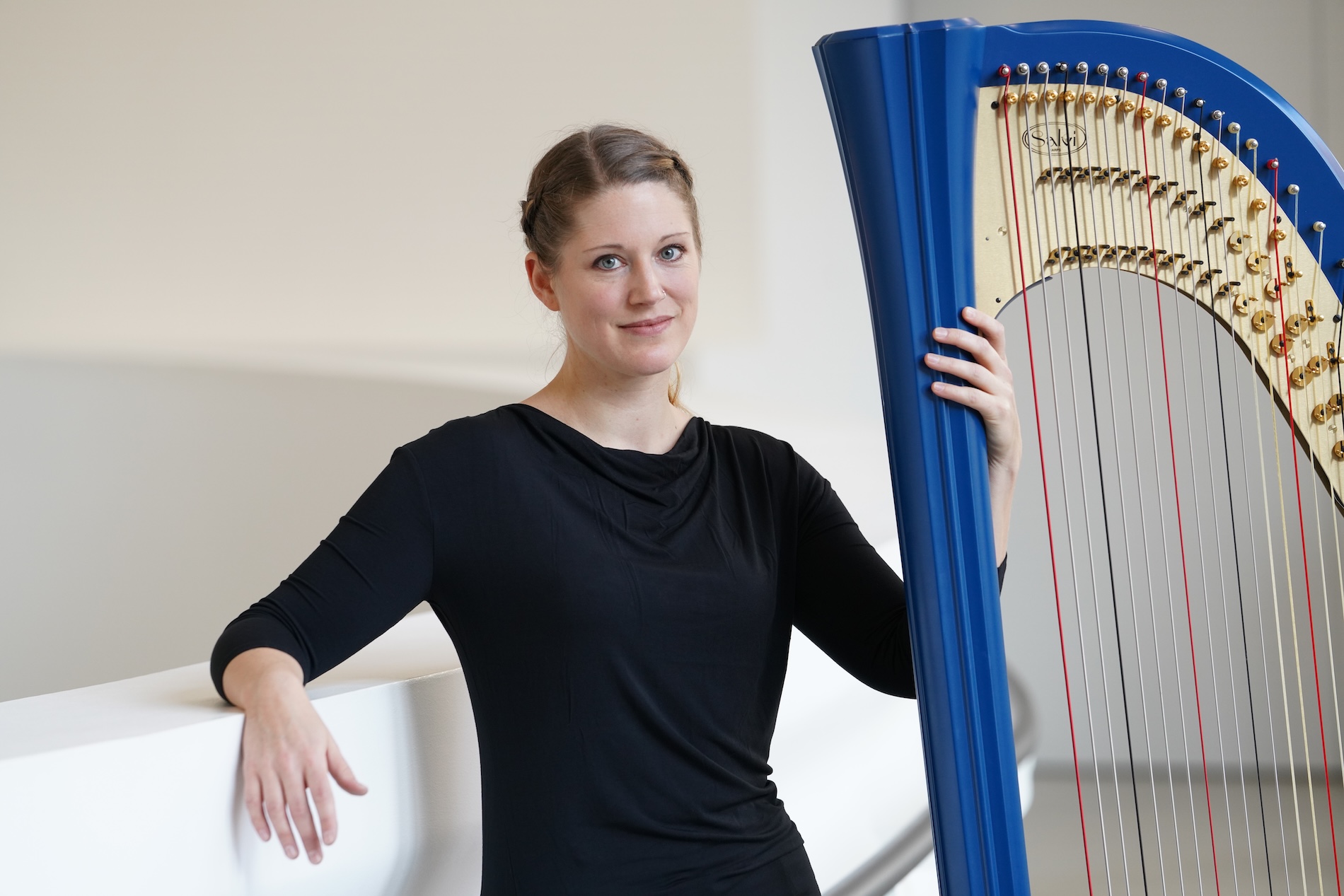 Konstanze Kuss, Harfenistin aus Paderborn, mit ihrer Harfe